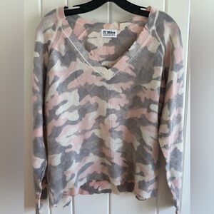 Miles Cashmere Women's V-Neck Camouflage Sweater - Pink and Gray